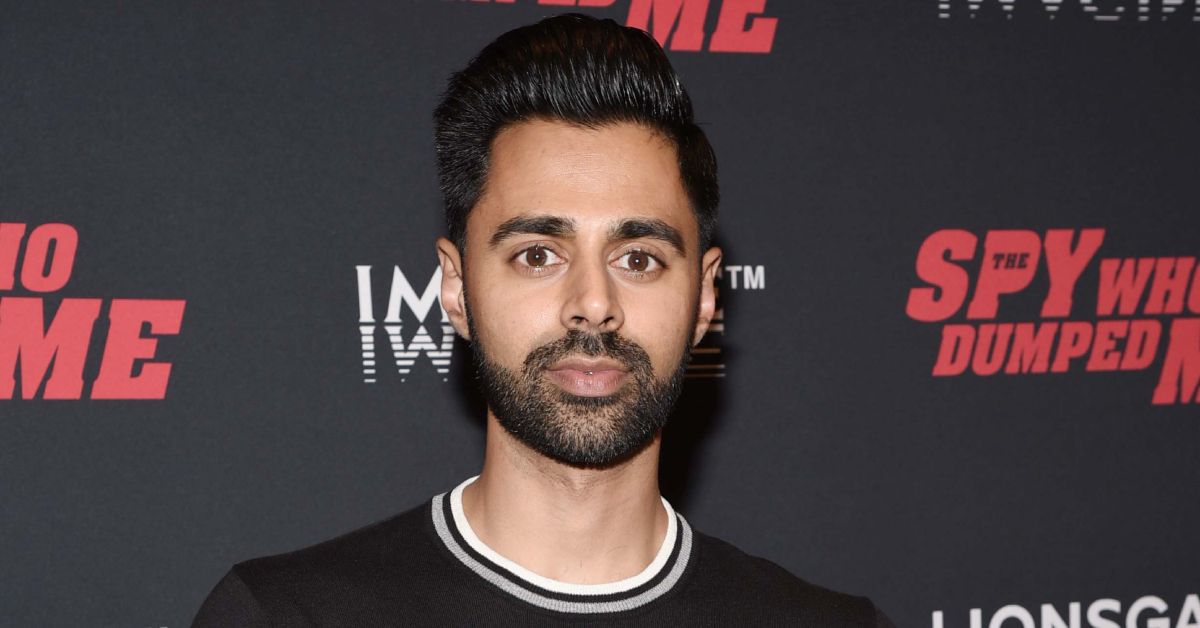 Hasan Minhaj parece surpreso