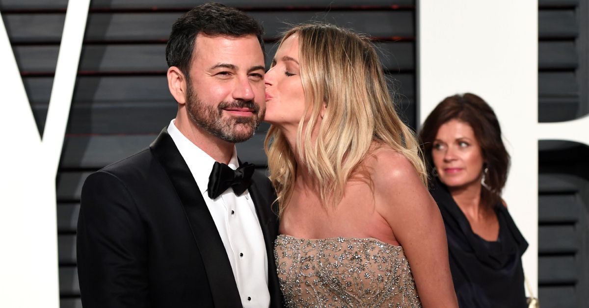 La esposa de Jimmy Kimmel, Molly McNearney, lo besa en la mejilla.