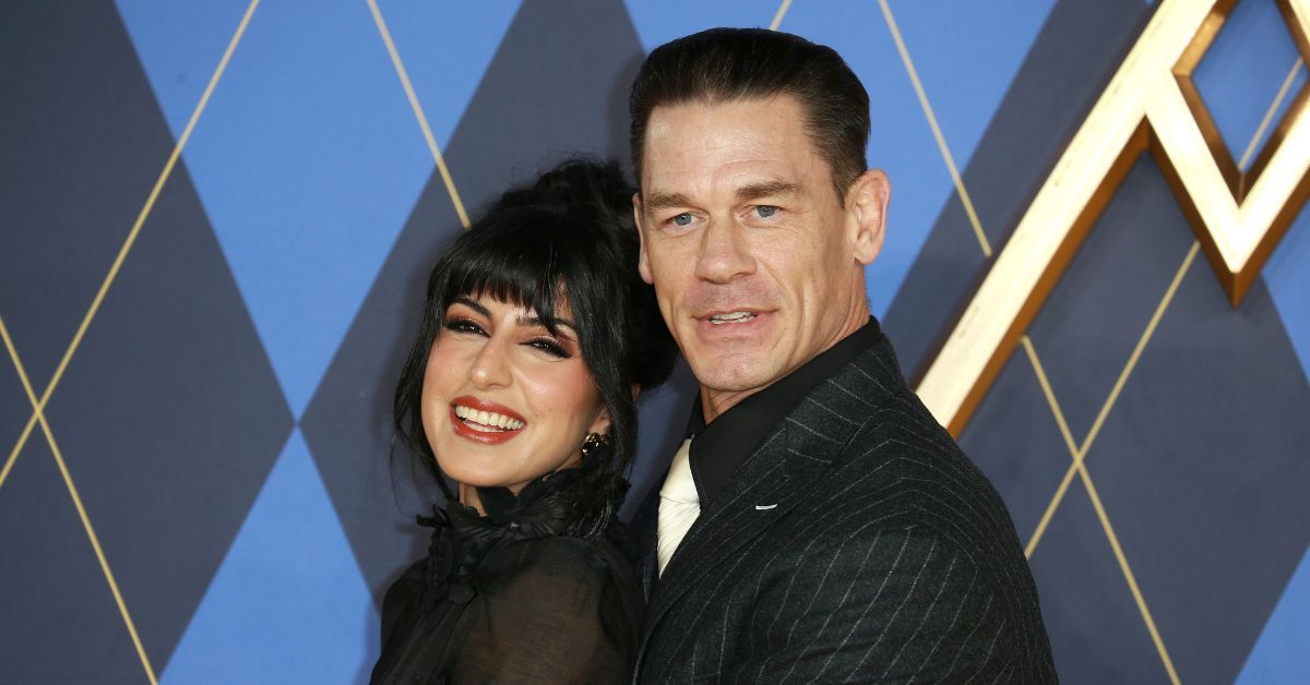 John Cena y Shay Shariatzoda, abrazados en la alfombra roja