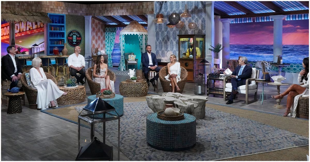 Una foto del elenco sentado en una reunión de RHONJ.