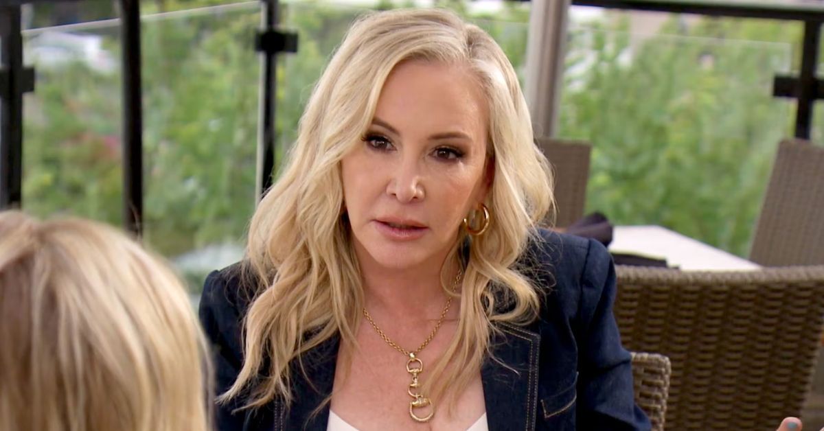 Shannon Beador está hablando con alguien en RHOC