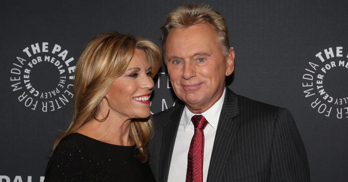 Vanna White y Pat Sajak de Wheel of Fortune observan de cerca