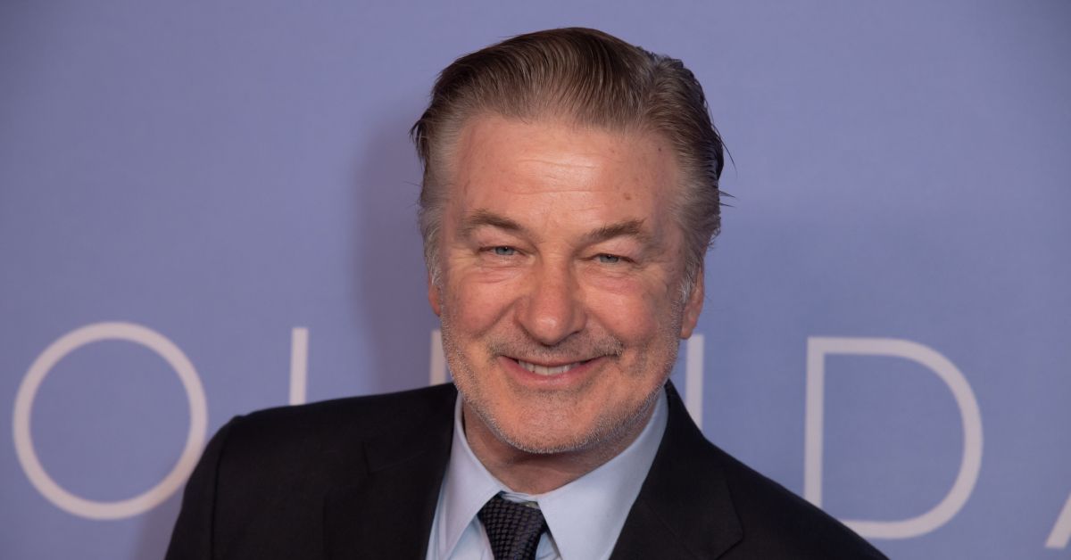 Alec Baldwin sorri