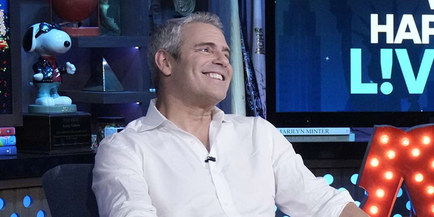 Andy Cohen está sonriendo