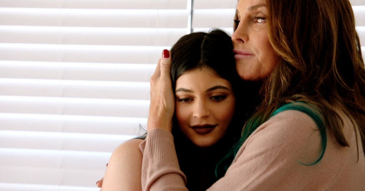 Caitlyn Jenner abrazando a Kylie Jenner