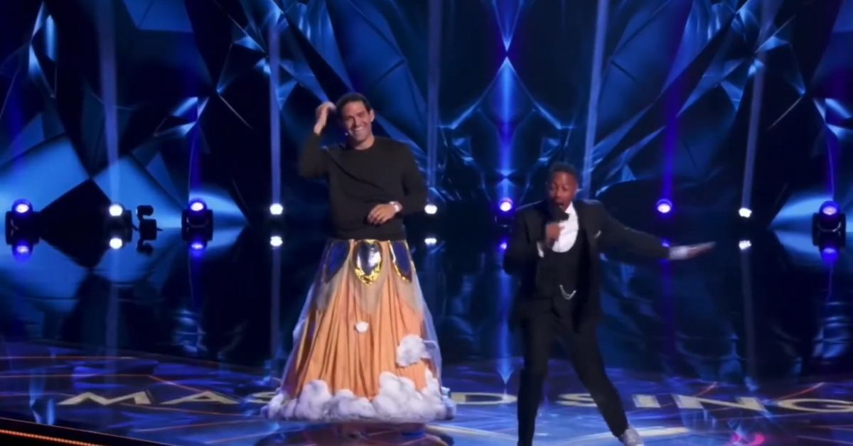 O cantor mascarado Mark Sanchez e Nick Cannon no palco