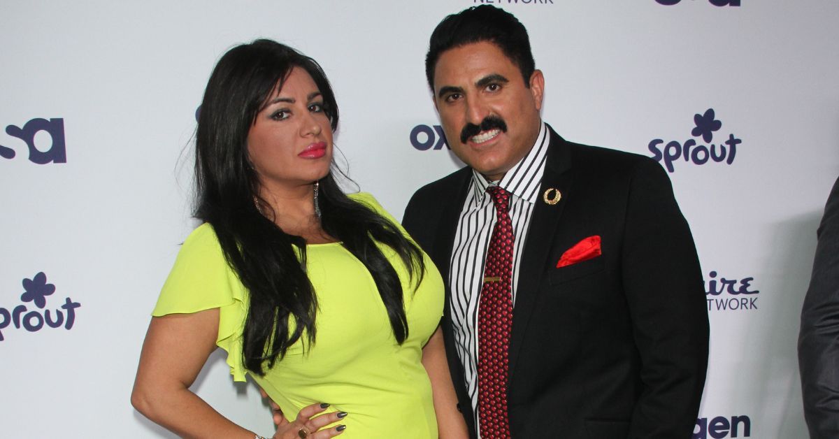 Reza Farahan y Mercedes Javid sonríen