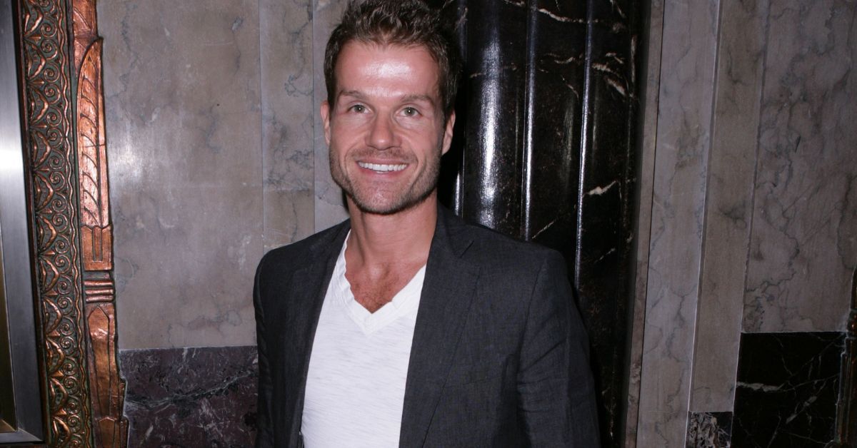 Louis Van Amstel sorri