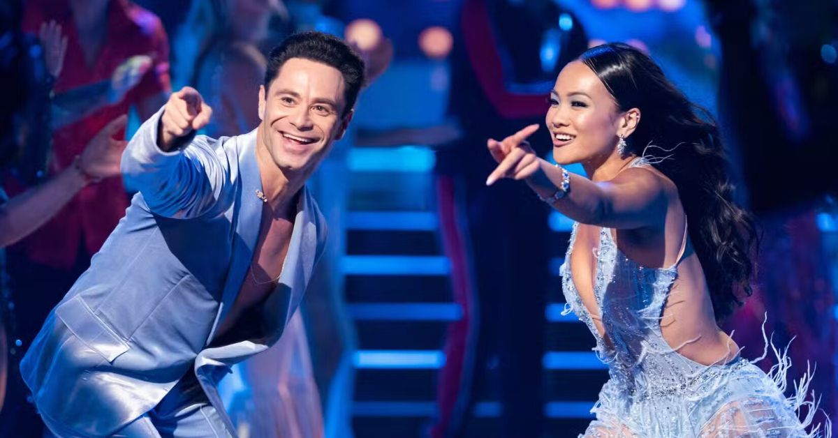 Dancing with the Stars é estrelado por Sasha Farber e Jenn Tran juntas