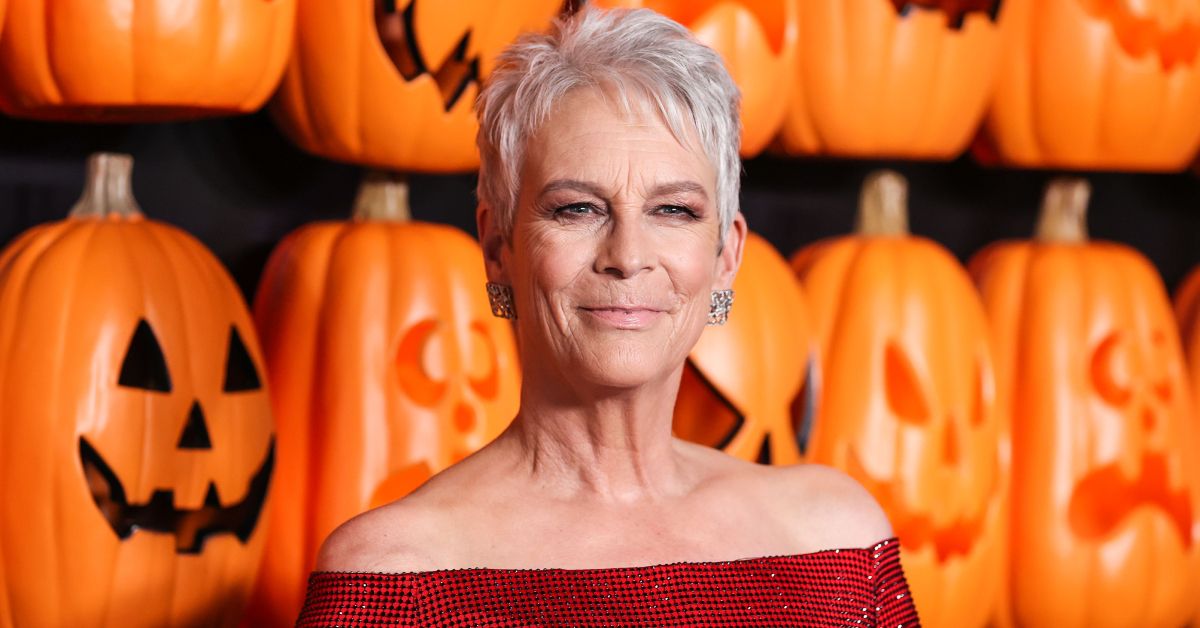 Jamie Lee Curtis usa vestido vermelho no tapete vermelho