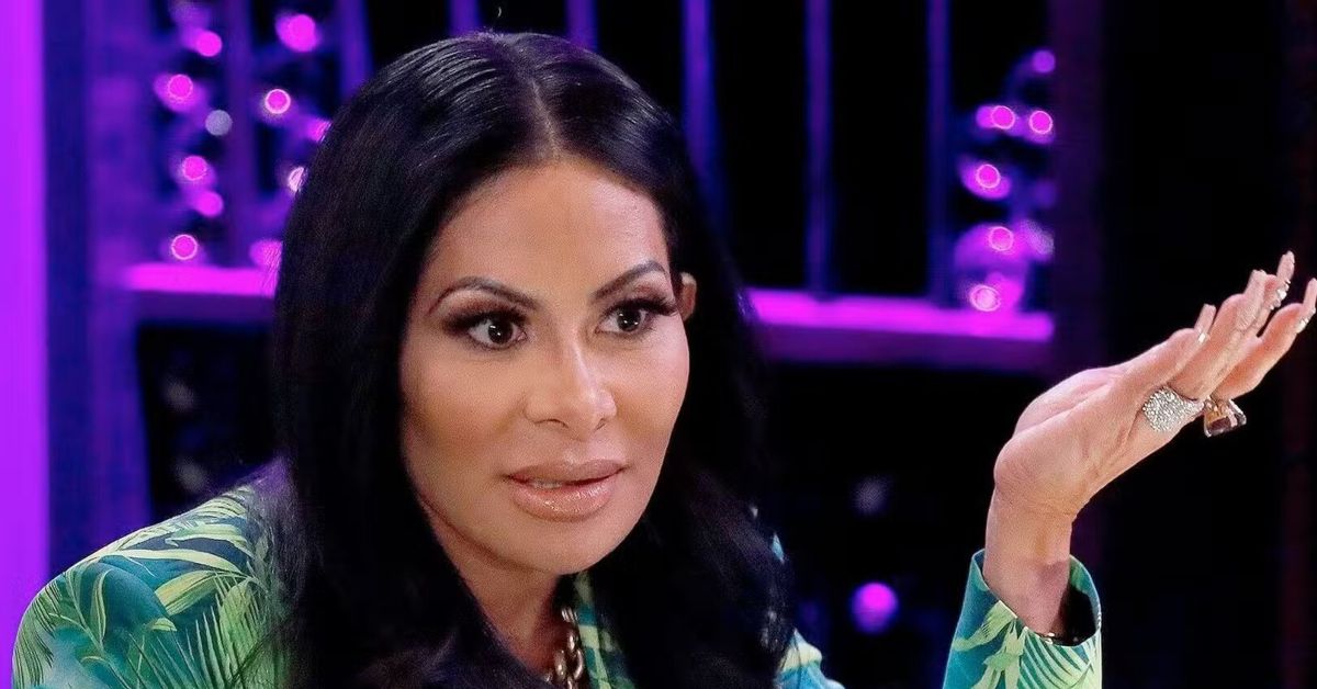 Real Housewives Jen Shah tiene la mano en alto