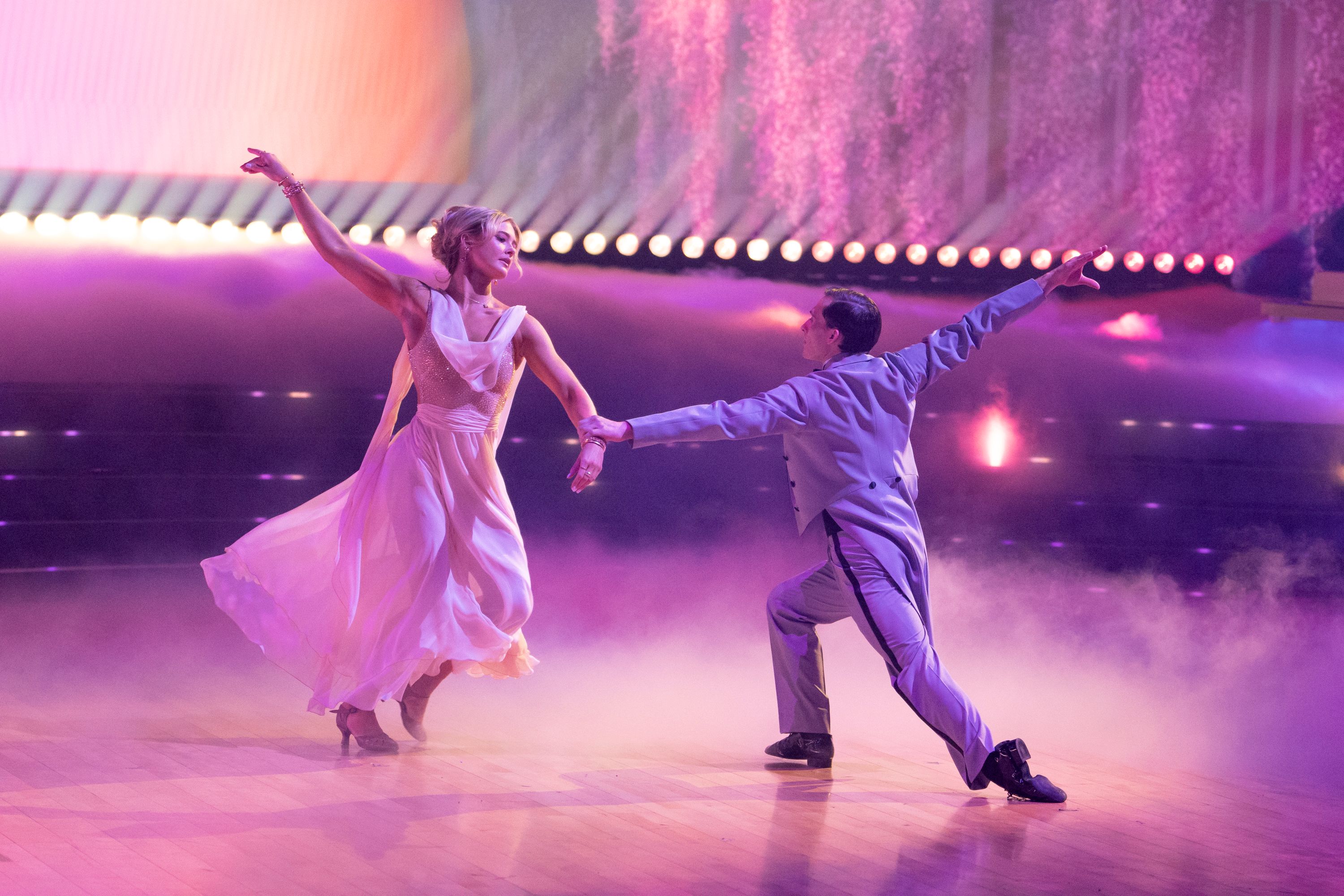 Steven y Riley bailan con las estrellas.