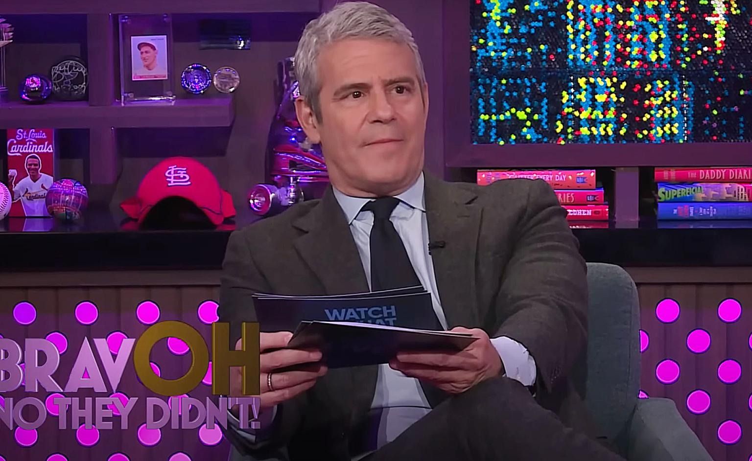 Andy Cohen mira fuera de cámara en WWHL