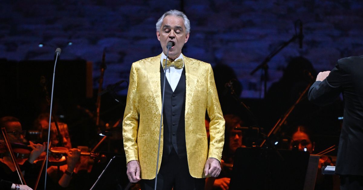 Andrea Bocelli canta