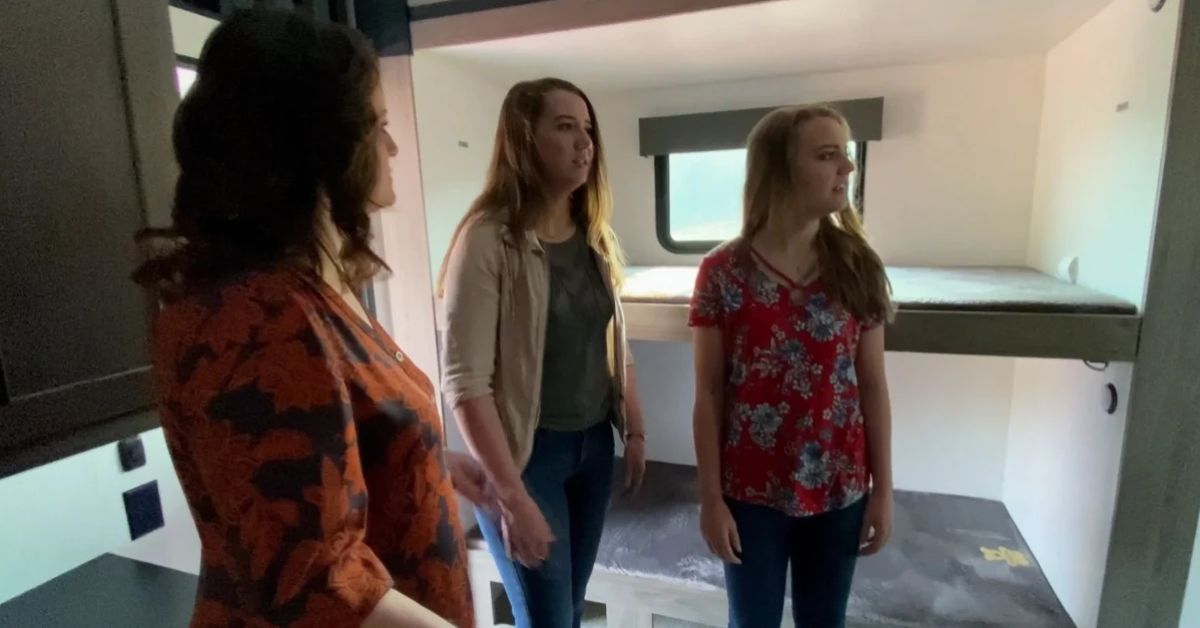 Sister Wives Robyn Brown, Aurora Brown, and Breanna Brown standing together