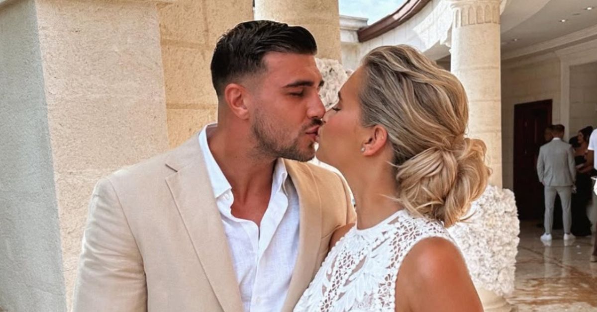 Tommy Fury and Molly-Mae Hague kissing