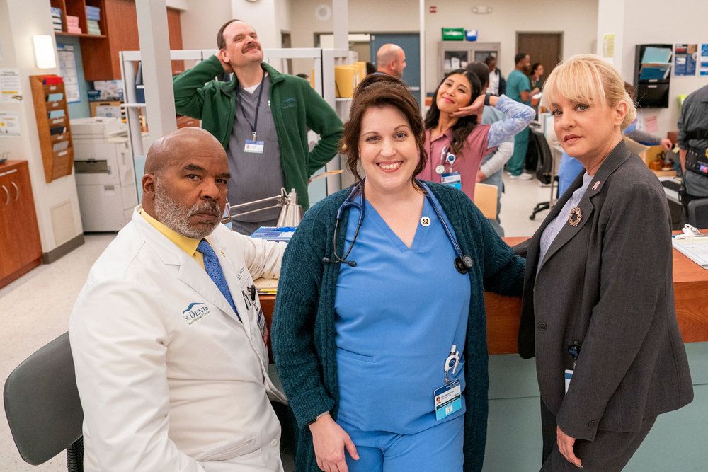 Chicago Med's David Alan Grier as Dr. Ron, David Theune as Keith, Allison Tolman as Alex, Kahyun Kim as Serena, Wendi McLendon-Covey as Joyce posing together