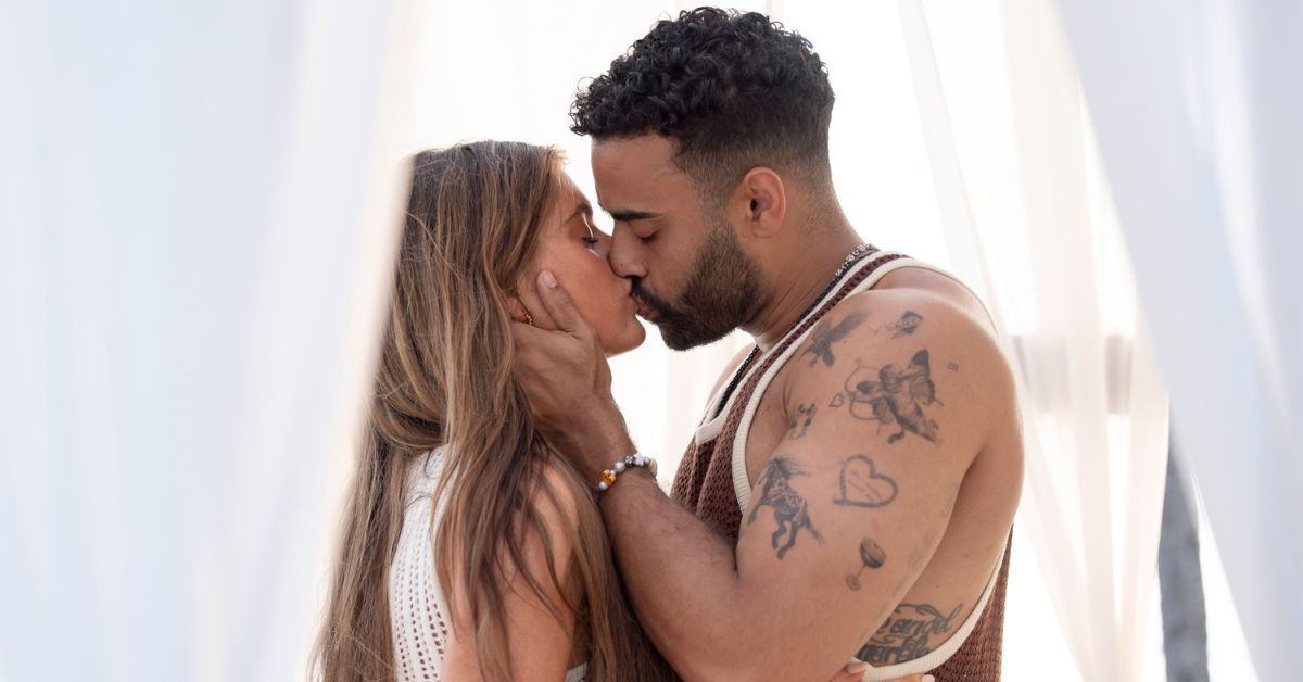 Lexi Young and Justin Glaze kissing